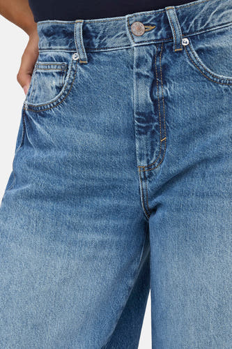 Jean en denim bleu moyen de ONLY, avec une coupe décontractée et des surpiqures contrastantes.