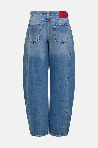 Jean en denim bleu marine spécial fit ONLY, avec des poches arrière et une patch rouge.