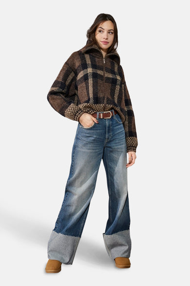 Veste brune de ONLY® avec fermeture éclair, motif rayé et associée à des jeans larges et des chaussures brunes.