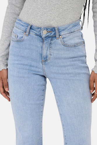 Jean flare bleu clair d'ONLY, avec un nœud et des poches argentés à l'avant.