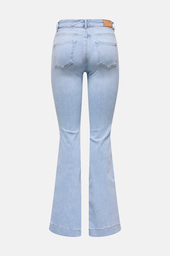 Jean flare bleu clair ONLY, avec des poches arrière et une étiquette de marque brune.