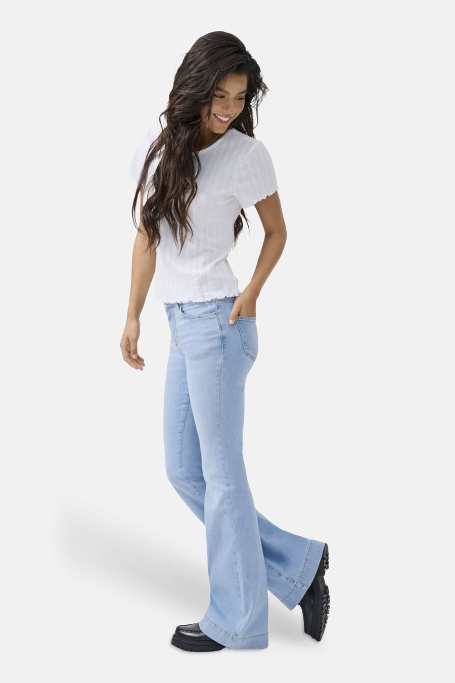 Jean évasé bleu clair de ONLY, avec jambes larges et porté avec un t-shirt blanc.
