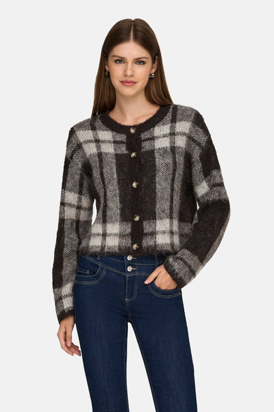 Veste brune ONLY avec un motif à carreaux et une fermeture à boutons, associée à des jeans bleu marine.