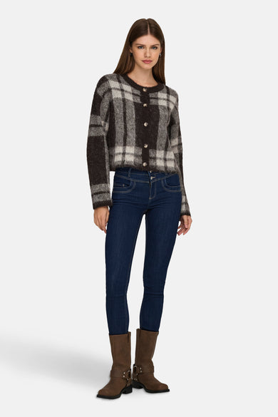 Veste brune de ONLY® avec un motif rayé, portée avec un jeans foncé et des bottes brunes.