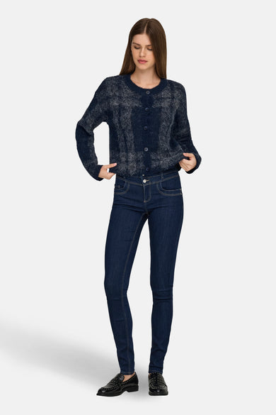 Veste bleue ONLY ONLY, boutée bout combinéeée avec avec jeans et des chaussures en cuir noir.