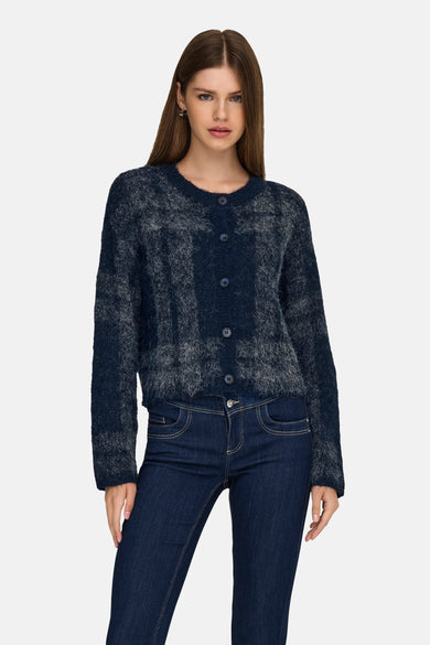 Veste bleue ONLY ONLY fermeture bouton,éeée avec des jeans bleu marine.