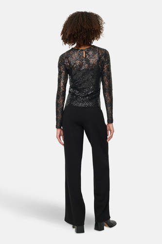Blouse noire à manches longues de ONLY, avec des détails bordés et une subtile brillance.