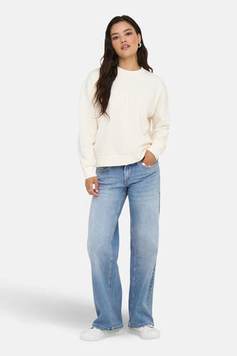 Lichtblauwe denim wijde jeans van ONLY, met een hoge taille en gestyled met een crèmekleurige sweater.
