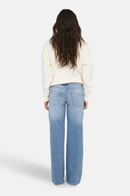 Jean JUDY large de denim bleu clair d'ONLY, avec des longues jambes larges et des poches arrière.