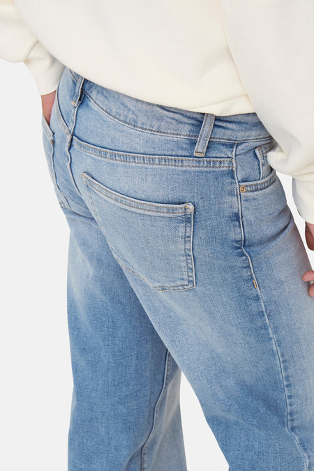 Jean en denim bleu clair large de ONLY, avec poche arrière et passants pour ce.