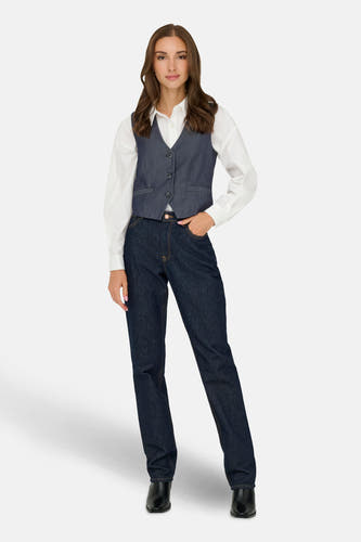 Blazer en denim bleu marine de JDY, porté avec un chemisier blanc et des jeans foncés.