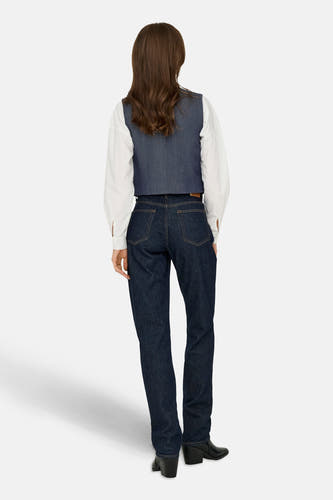 Blazer en denim bleu marine de JDY, porté avec un chemisier blanc et des jeans noirs, vu de dos.