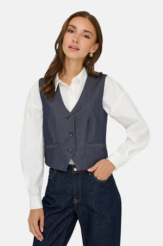 Blazer en denim bleu marine de JDY, associé à une chemise blanche et des jeans noirs.