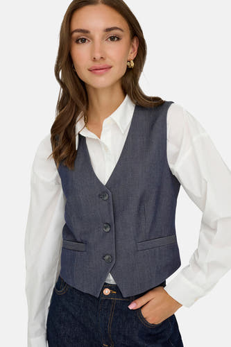 Blazer en denim bleu marine de JDY, associé à une chemise blanche et un jeans bleu marine.
