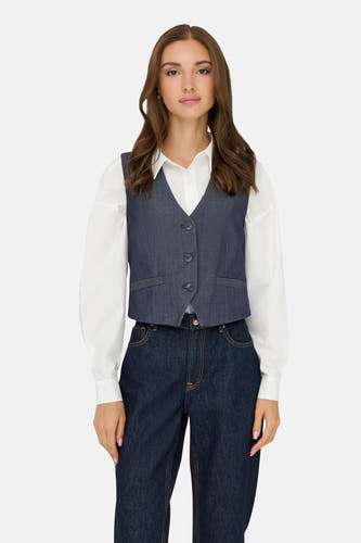 Blazer en denim bleu marine de JDY, porté sur une chemise blanche et des jeans bleu marine.