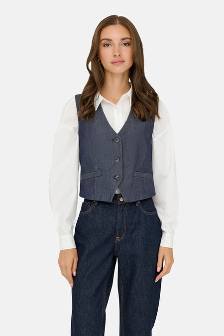 Blazer en denim bleu marine de JDY, porté sur une chemise blanche et des jeans bleu marine.