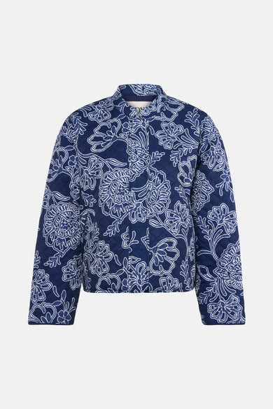 Veste courte bleue de JDY avec motif floral et motif matelassé.
