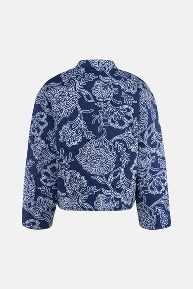 Manteau bleu de JDY avec un motif floral et une texture matelassée, vu de dos.