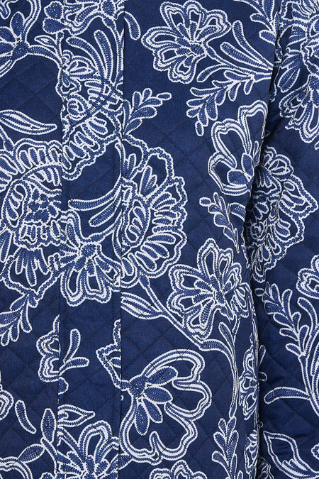 Veste courte bleue de JDY avec un motif floral blanc et un motif matelassé.