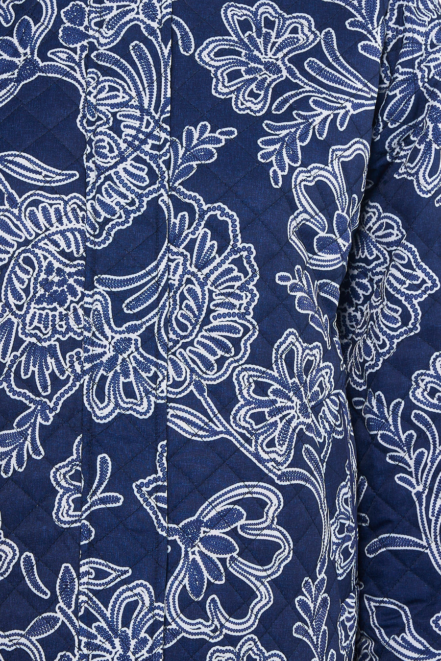 Veste courte bleue de JDY avec un motif floral blanc et un motif matelassé.