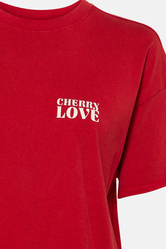 T-shirt à manches courtes rouge de ONLY, avec inscription blanche 'Cherry Love'.