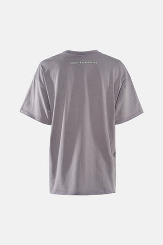 T-shirt gris à manches courtes de ONLY, avec une coupe décontractée et un texte dans le dos.