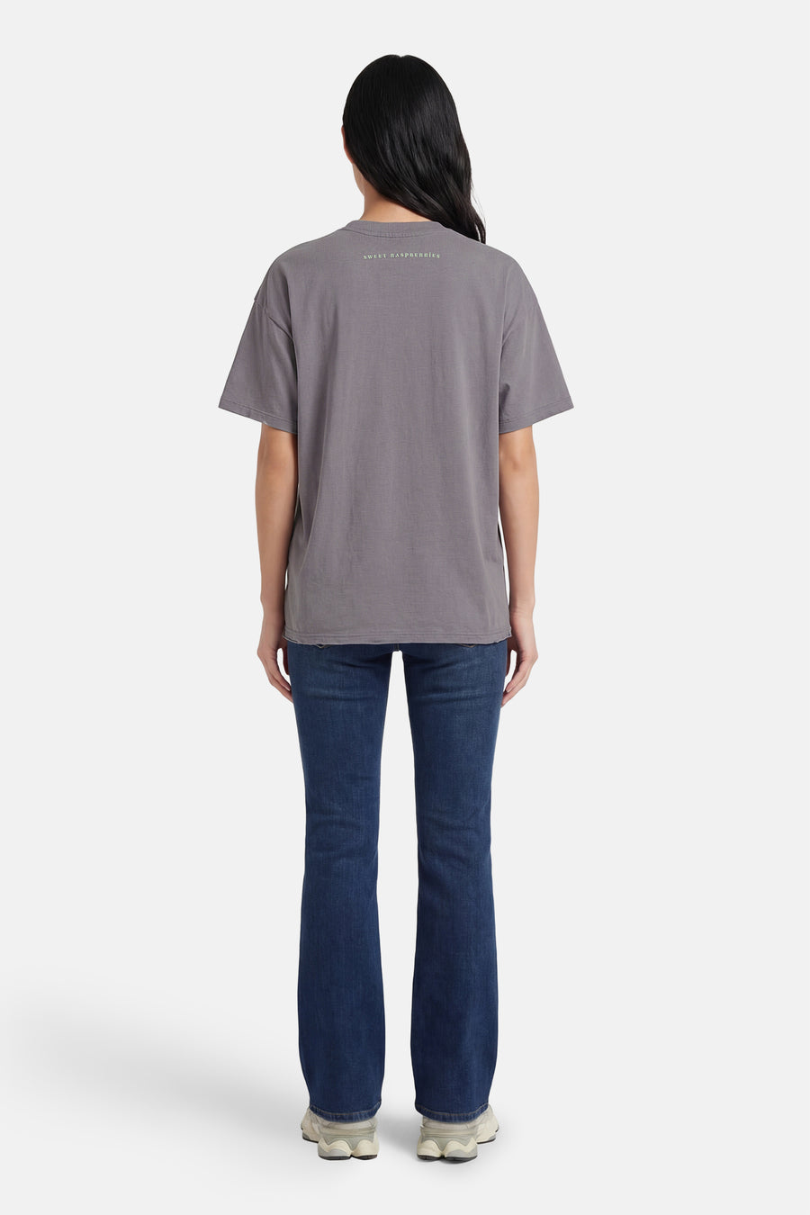 T-shirt gris à manches courtes ONLY®, vu de dos, associé à un jean bleu foncé.