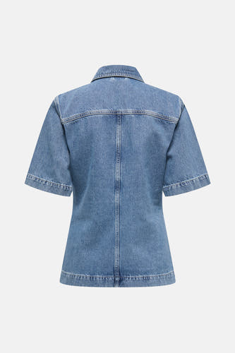 Jeanshemd in mid blue denim van ONLY®, met korte mouwen en een rechte pasvorm, gezien van achteren.