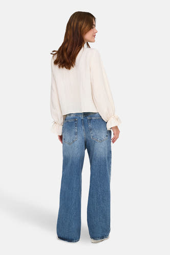 AMBER wijde jeans in middenblauw denim van ONLY, met achterzakken en wijde pijpen.
