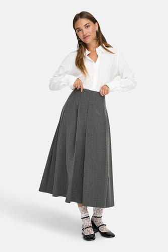 Jupe grise ONLY, avec des plis et une classique ruit, combinéeée un chemise blanc et des chaussettes en dentelle.