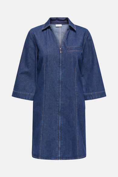 Jupe en denim bleu marine à manches courtes de JDY, avec des surpiqures contrastantes et un col simple.