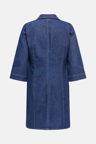 Donkerblauw denim kleedje met korte mouwen van JDY, met contrasterende stiksels en een eenvoudige kraag.
