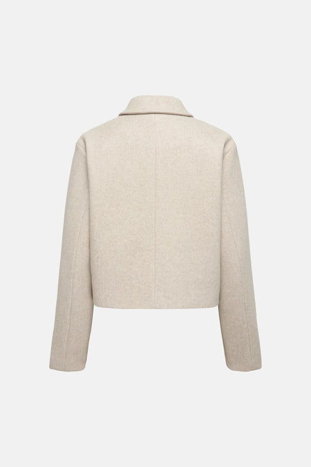 Veste courte écru de ONLY, avec un col classique et des manches longues, vue de dos.