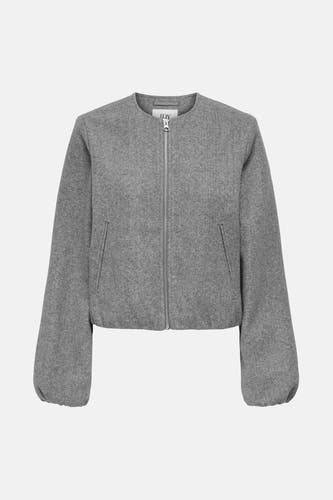 Manteau court gris de JDY avec des manches longues et une fermeture éclair argentée.