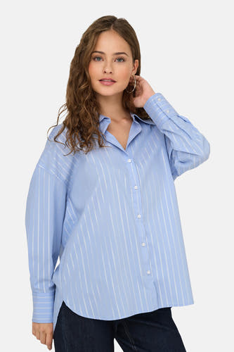 Blouse bleue à longues manches de JDY, avec des rayures verticales blanches et une fermeture à boutons.
