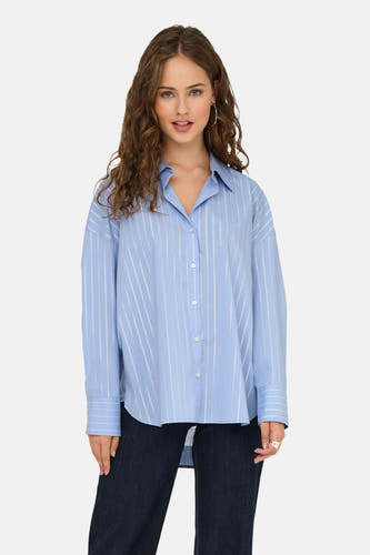 Blouse bleue à rayures avec des manches longues de JDY, avec une coupe décontractée et portée avec des jeans foncés.