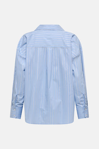 Blouse à rayures bleues avec longs manches de JDY, vue de derrière avec des boutons sur les manches.