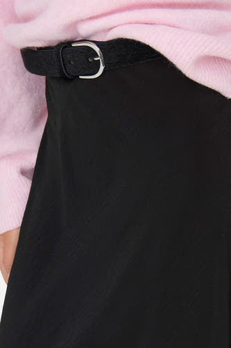 Robe longue noire de JDY, en tissu texturé et avec une ceinture à boucle argentée.