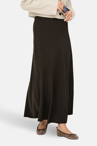 Jupe longue marron de JDY, portée avec une veste beige et des ballerines marron.