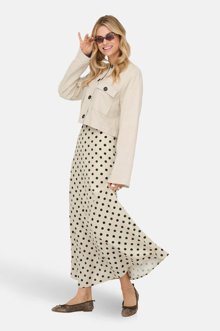 Lange ecru rok van JDY, met zwarte stippen en een zwierige, vloeiende stijl.