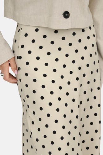 Jupe longue écru de JDY, avec un motif à pois noirs et une coupe ajustée.