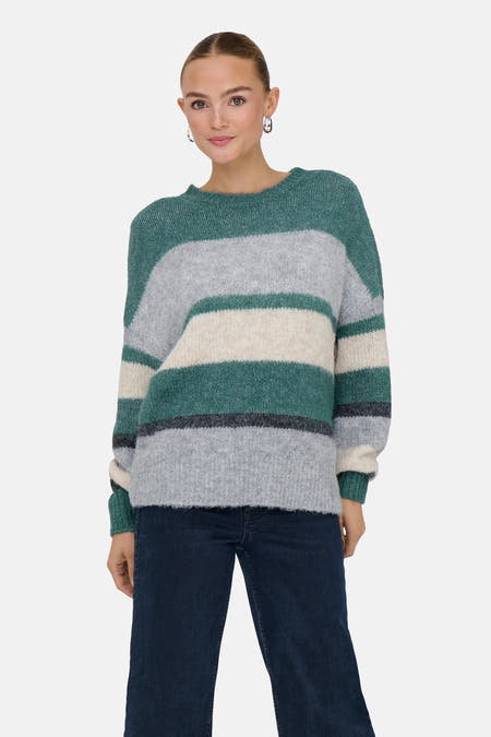 T-shirt vert avec col rond de JDY, à rayures horizontales en gris et blanc, associé à des jeans foncés.