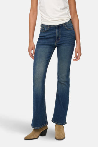 Jean flare bleu marine de JDY, associé à un T-shirt blanc et des bottines en cuir.