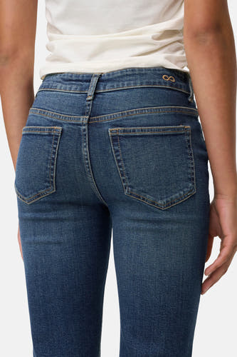 Jean flare bleu marine de JDY, avec des poches arrière et des passants, vu de derrière.