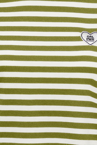 Groene gestreepte korte mouwen T-shirt van ONLY® met witte strepen en hartvormig GRL PWR borduursel, close-up detail