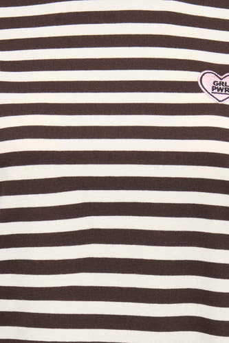Bruine gestreepte korte mouwen T-shirt van ONLY® met roze hart applicatie en GRL PWR tekst, close-up detail