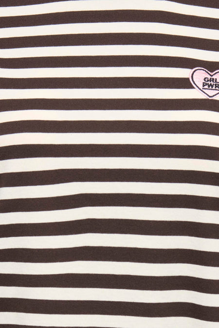 Bruine gestreepte korte mouwen T-shirt van ONLY® met roze hart applicatie en GRL PWR tekst, close-up detail