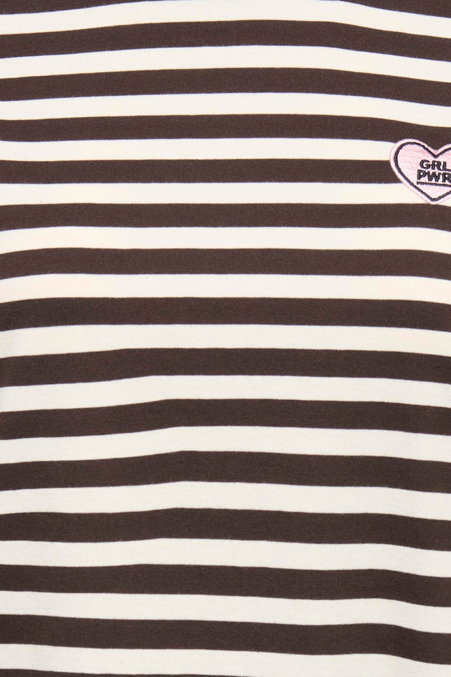 Bruine gestreepte korte mouwen T-shirt van ONLY® met roze hart applicatie en GRL PWR tekst, close-up detail