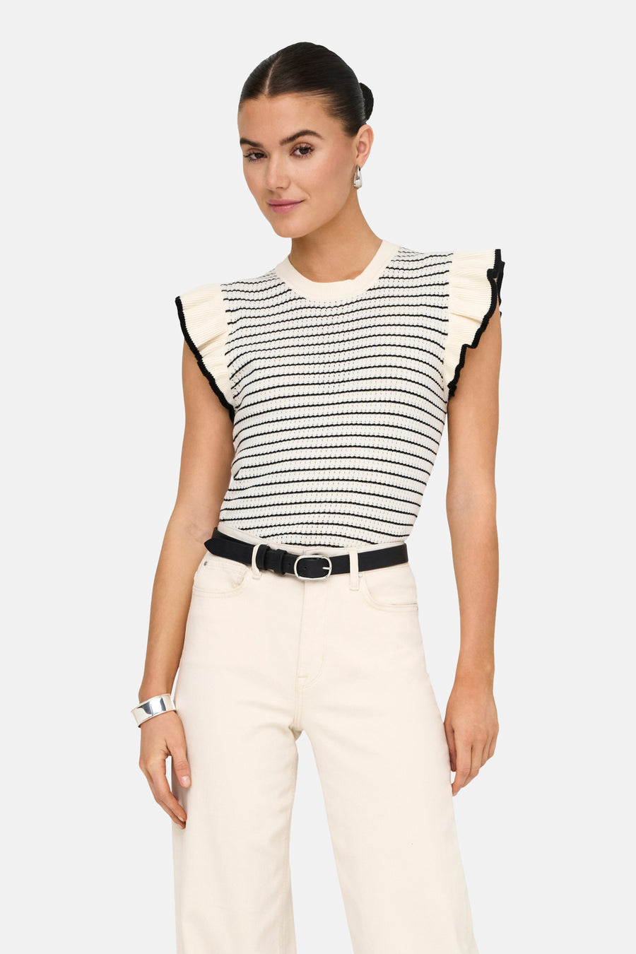 T-shirt blanc de JDY avec des rayures noires et des détails d'épaules pliés, porté avec une ceinture noire et un bracelet argenté.