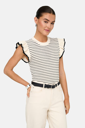 T-shirt blanc de JDY, avec des rayures noires, des manches courtes à volants et une ceinture noire.